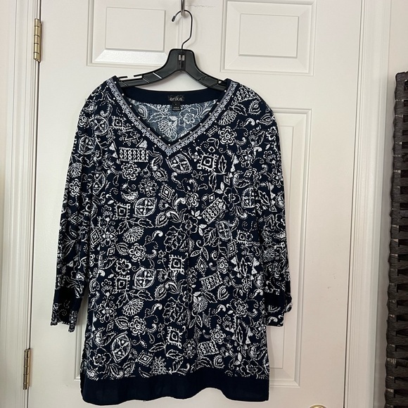 Erika Tops - Erika V neck Top, L